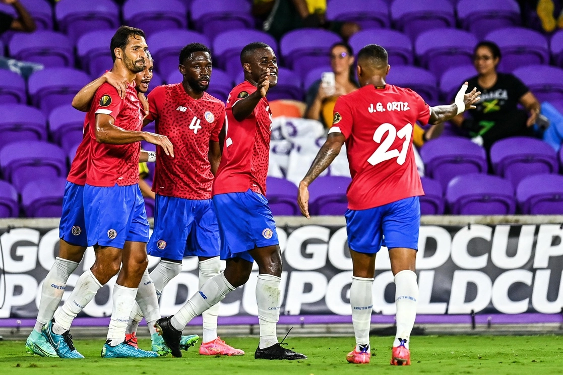 Los jugadores de la selección costarricense festejan uno de sus goles. Foto Afp