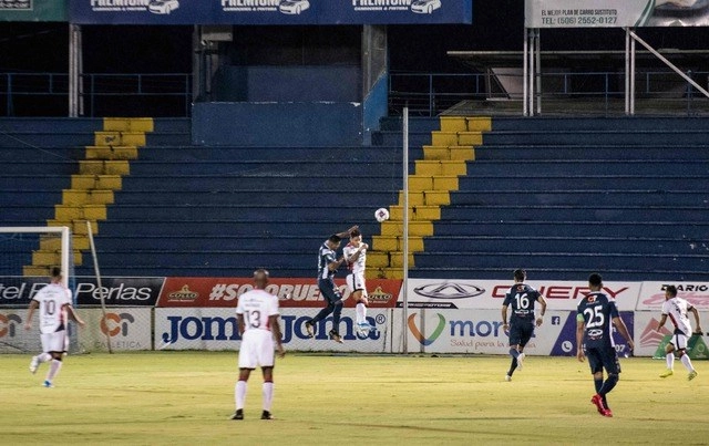 En Costa Rica se reiniciaron las actividades de la liga de futbol. Foto Ap 