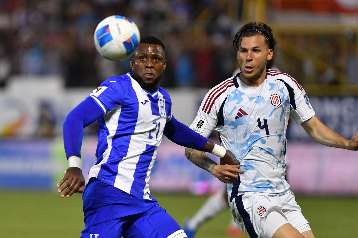El delantero #21 de Honduras, Yustin Arboleda, y el defensor #04 de Costa Rica, Juan Pablo Vargas, luchan por el balón durante el partido de clasificación de la Concacaf para la Copa Mundial de la FIFA 2026. Foto