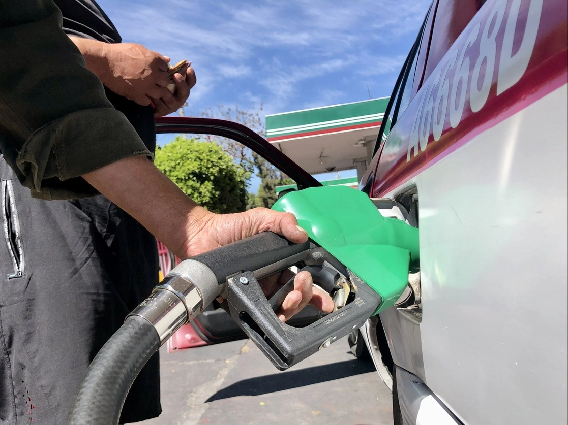 En una gasolinera de Pemex de la Ciudad de México. Foto Luis Castillo / Archivo