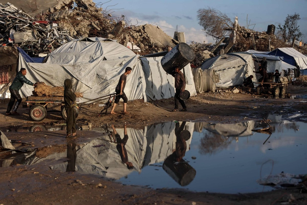 Palestinos desplazados caminan con sus pertenencias en la ciudad de Jabalia, al norte de la franja de Gaza, el 25 de noviembre de 2025. Foto 