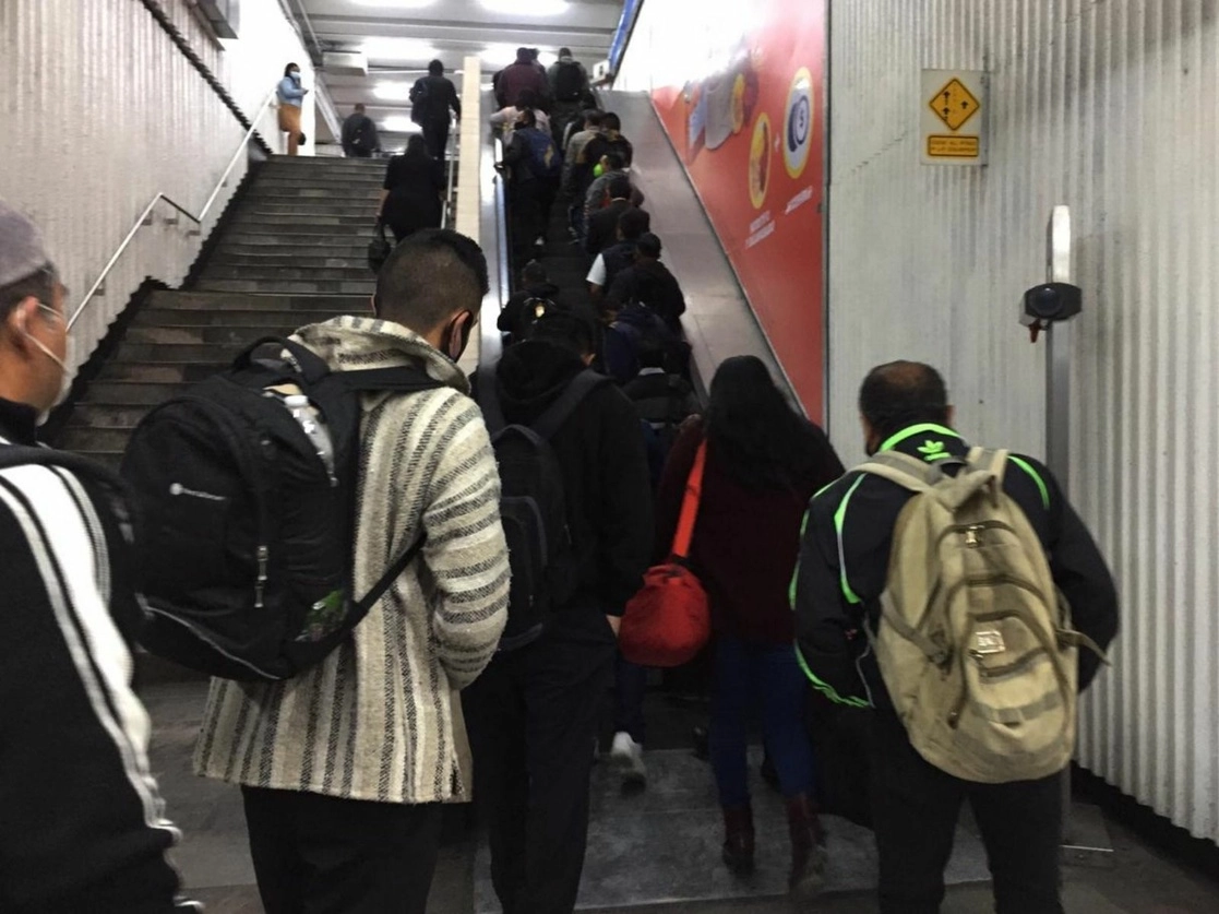 Usuarios de la Línea 2 del Metro durante la reanudación del servicio, este lunes 8 de febrero de 2021. Foto Cristina Rodríguez