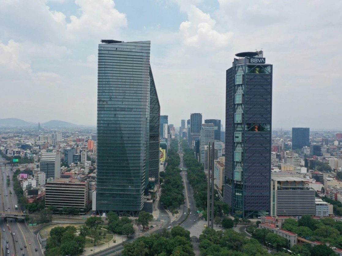 La Torre BBVA y la Torre Mayor en la Ciudad de México. Foto Luis Castillo / Archivo