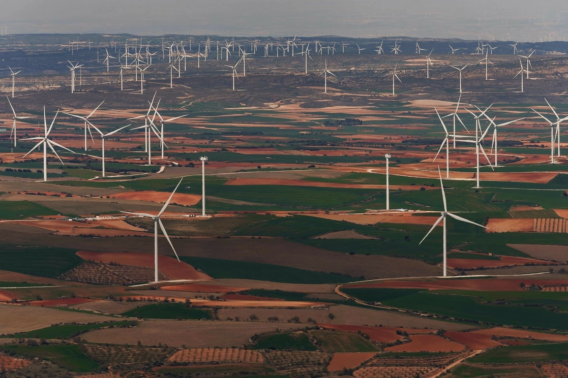 La energía renovable es fundamental en la caída en los costos de la electricidad en España. Foto Afp  
