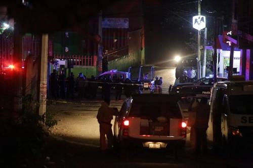 Estudios revelan que el crimen organizado no cede. En la imagen, sitio en que un hombre fue asesinado el fin de semana en Cuernavaca. Foto Cuartoscuro