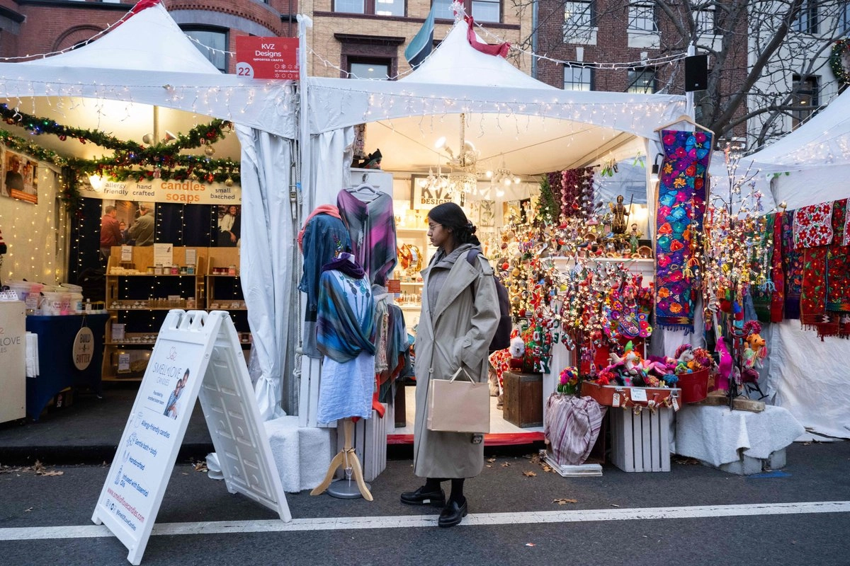 Una mujer mira artículos a la venta en un puesto de un vendedor en un mercado navideño en Dupont Circle en Washington, D.C., el 10 de diciembre de 2025. Foto