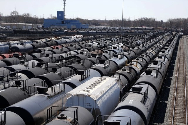Tanques de almacenamiento de petróleo en el este de Chicago, Estados Unidos. Foto Ap
