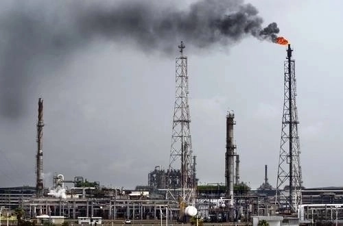 El Brent se situó en 72.88 dólares el barril, con un descenso de 3.17 dólares, o 4.2 por ciento; mientras que el WTI cedió 3.13 dólares, o 4.4 por ciento, a 68.65 dólares. Foto Marco Peláez / Archivo