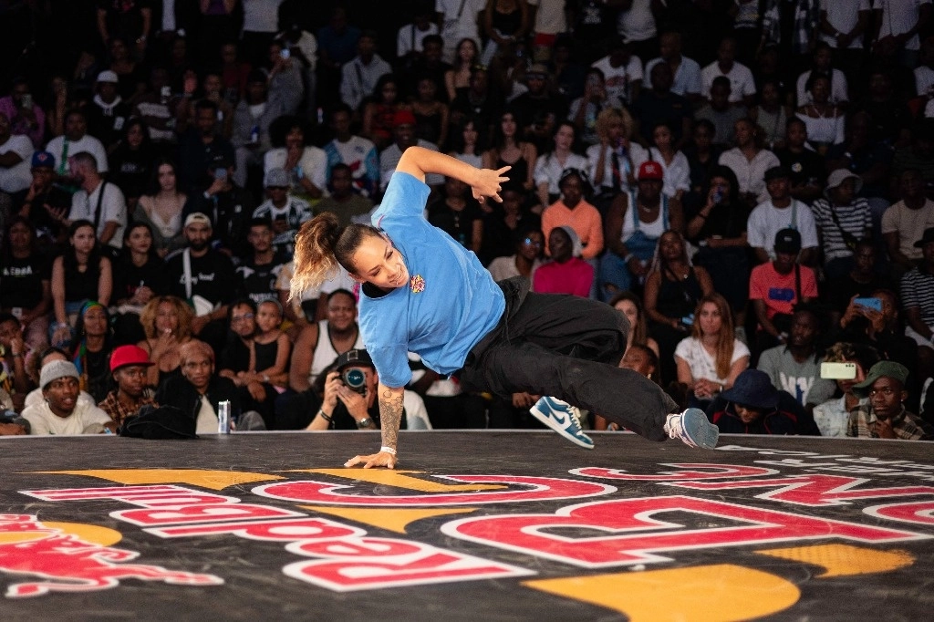 La bailarina de breakdance Courtnaé Paul participa en la competición Red Bull BC One Cypher Sudáfrica en Johannesburgo. Foto Afp / Archivo
