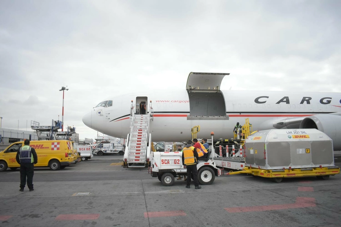 Las 100 mil 800 vacunas pediátricas contra el coronavirus de Pfizer-BioNTech llegaron al Aeropuerto Internacional de la Ciudad de México procedentes de Cincinnati, Estados Unidos, el 22 de septiembre de 2022. Foto tomada del Twitter de @SSalud_mx