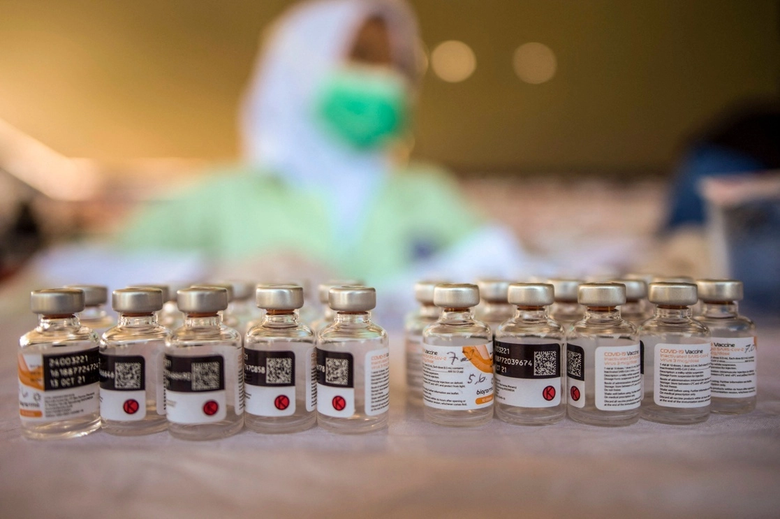 Dosis de la vacuna Sinovac contra el coronavirus, listas para ser aplicadas en un campo de futbol de la isla de Java, en Indonesia, el 6 de julio de 2021. Foto Afp