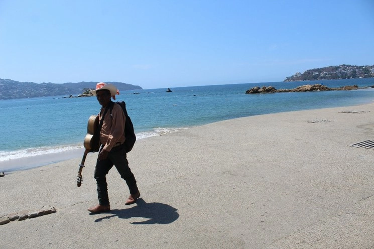 "El Bronco" recorre las playas de Acapulco. Foto 'La Jornada'. 