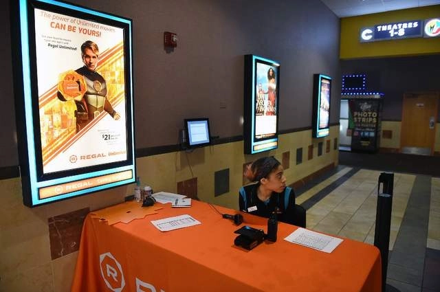 Los cines de Estados Unidos y Canadá reportaron bajas ventas de boletos a causa del temor generado por el coronavirus. Foto Afp