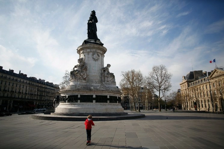Un niño juega en la Plaza de la República de París. Foto Ap
