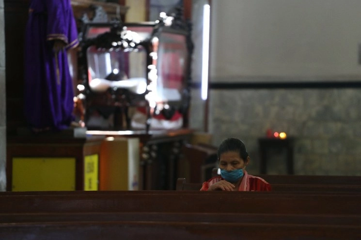 Una mujer en el templo de Santo Domingo, en la CDMX el pasado 15 de abril. Foto Yazmín Ortega