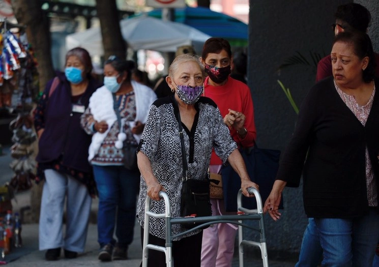 Mujer adulta mayor camina por calles de la CDMX el martes 24 de marzo de 2020. Foto Cristina Rodríguez