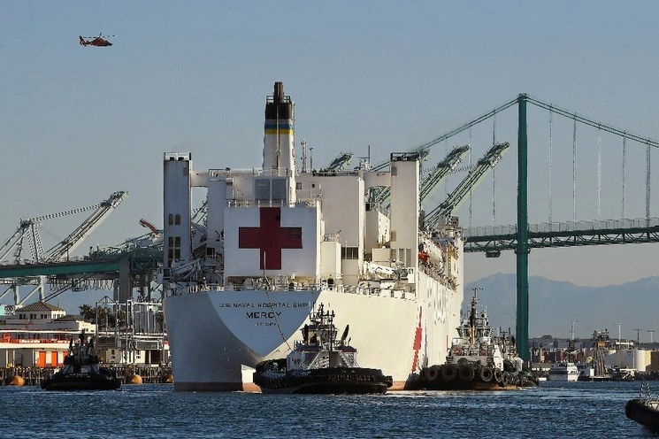 El Mercy, que atracó en Los Angeles el 27 de marzo, tiene 15 salas de pacientes y un banco de sangre. Foto Ap