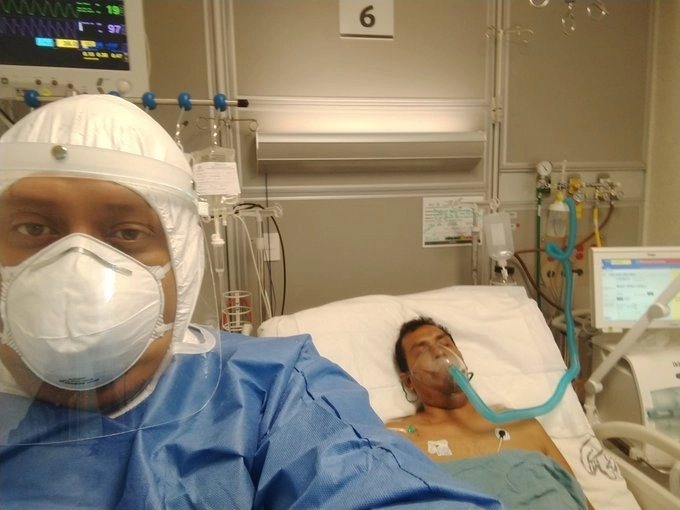 Fabián Mauricio Toledo Aguilar, atendiendo a un paciente de Covid-19. Foto @tolexxmau