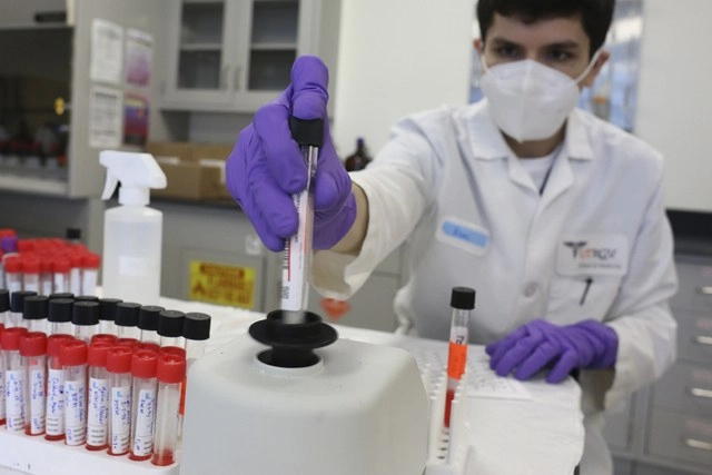 Trabajador médico en Texas, EU prepara una muestra que será sometida a una prueba de detección de Covid-19. Foto Ap