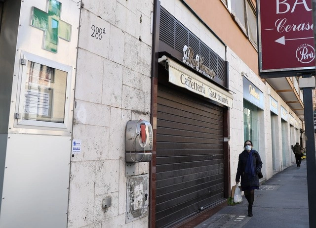 A causa del coronavirus, los comercios minoristas permanecen cerrados en Italia. Foto Xinhua 