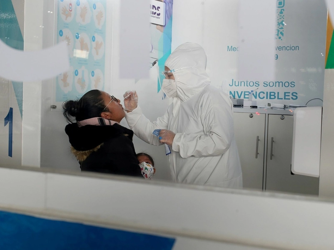 Prueba de detección de Covid-19 en un laboratorio ubicado en el Aeropuerto Internacional de la Ciudad de México. Foto José Antonio López