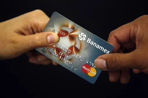 Tarjeta Perfiles Ya de Banamex en imagen de archivo. Foto Marco Peláez