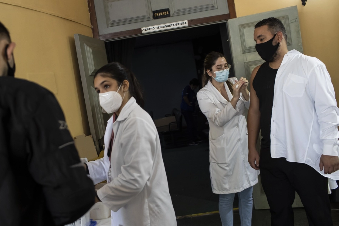 Jornada de vacunación contra el Covid-19 en personas mayores de 35 años en Rio de Janeiro, Brasil. Foto Ap 
