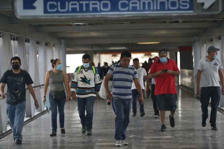Usuarios del Metro de la CDMX durante el primer día de cierre de algunas estaciones como medida de prevención contra el Covid-19. Foto Yazmín Ortega Cortés