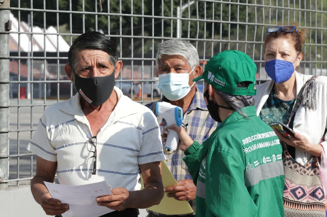 Adultos mayores esperan ser vacunados en el Palacio de los Deportes. Foto Roberto García
