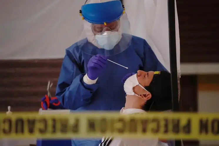 En la Ciudad de México, trabajadores de la salud, adscritos al gobierno local, instalaron un kiosko en un mercado de la colonia Olivar del Conde, demarcación Álvaro Obregón, debido a que reporta altos índices de propagación de coronavirus, el 22 de julio de 2020. Foto Cristina Rodríguez