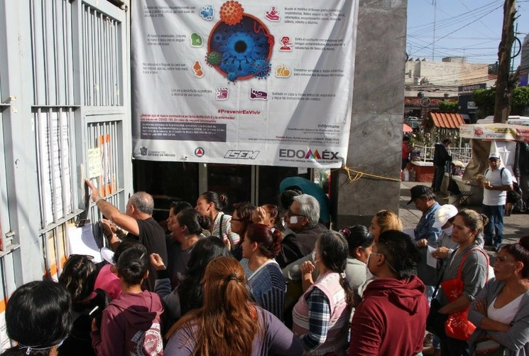 Familiares de personas detenidas en el penal de Cuautitlán. Foto Cuartoscuro/Archivo