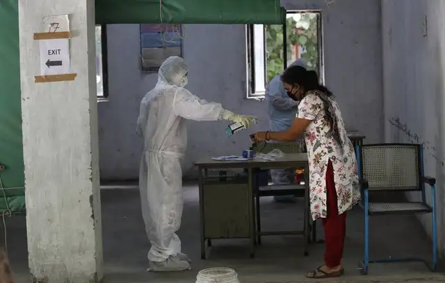 En India, la cifra de casos de Covid-19 llegó a los 425 mil. Foto Ap