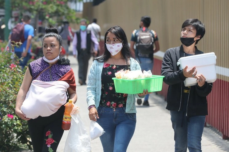 Personas caminan por calles de la CDMX el pasado 14 de julio de 2020. Foto José Antonio López
