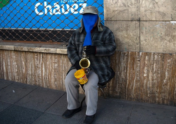 Un hombre toca la tompreta en las calles de La Paz. Foto Ap