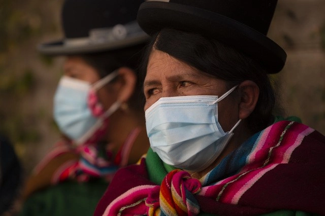 Indígenas aymara con cubrebocas, en La Paz, Bolivia. Foto Ap 