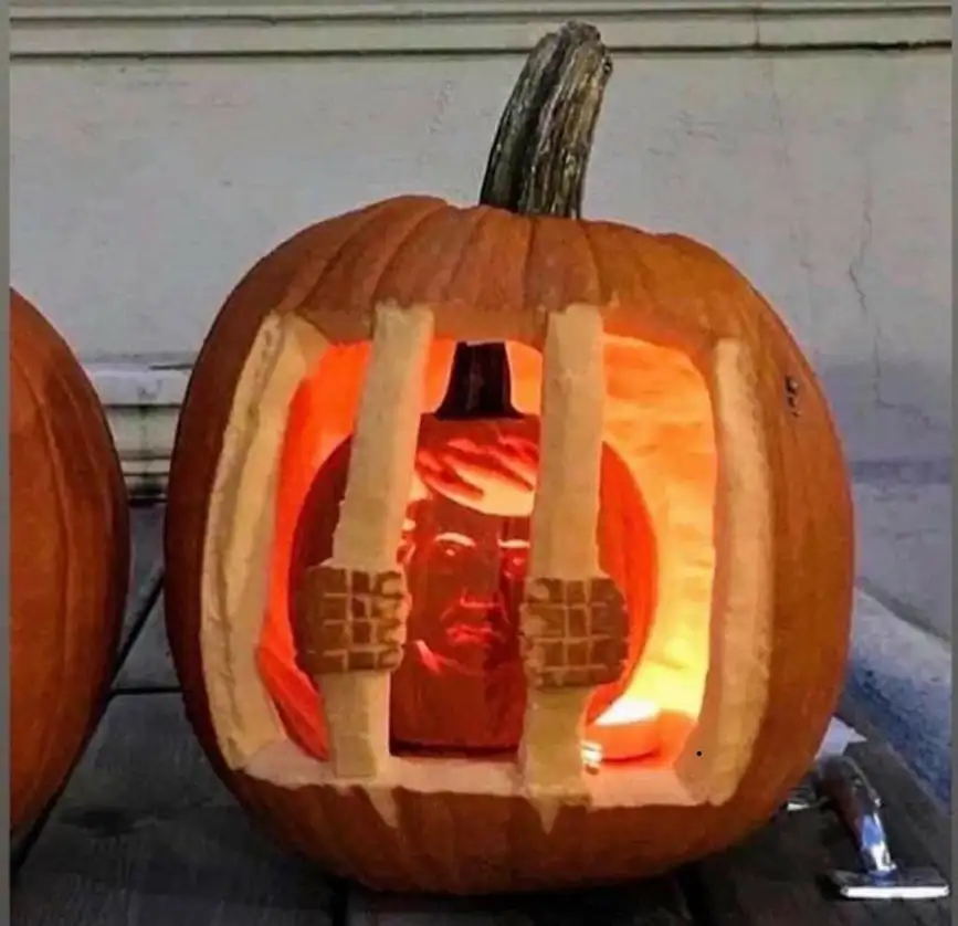 Una figura de Donald Trump detrás de los barrotes dentro de una calabaza, en imagen que se difundió el fin de semana. Foto tomada de la cuenta de Twitter del grupo demócrata Democratic Coalition @TheDemCoalition