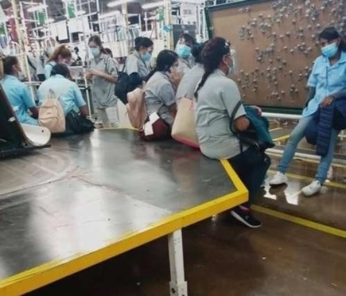 Trabajadoras de la maquiladora Aptiv, ubicada en el municipio de Hidalgo del Parral, Chihuahua, realizaron un paro de labores la noche del viernes para exigir el cierre de la fábrica por un rebrote de Covid-19 que cobró la vida de dos obreros. Foto 'La Jornada'