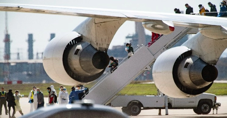 “70 aerolíneas anularon todos los vuelos internacionales con destino y salida de China” y “otras 50 compañías aéreas redujeron sus actividades”. Foto Ap