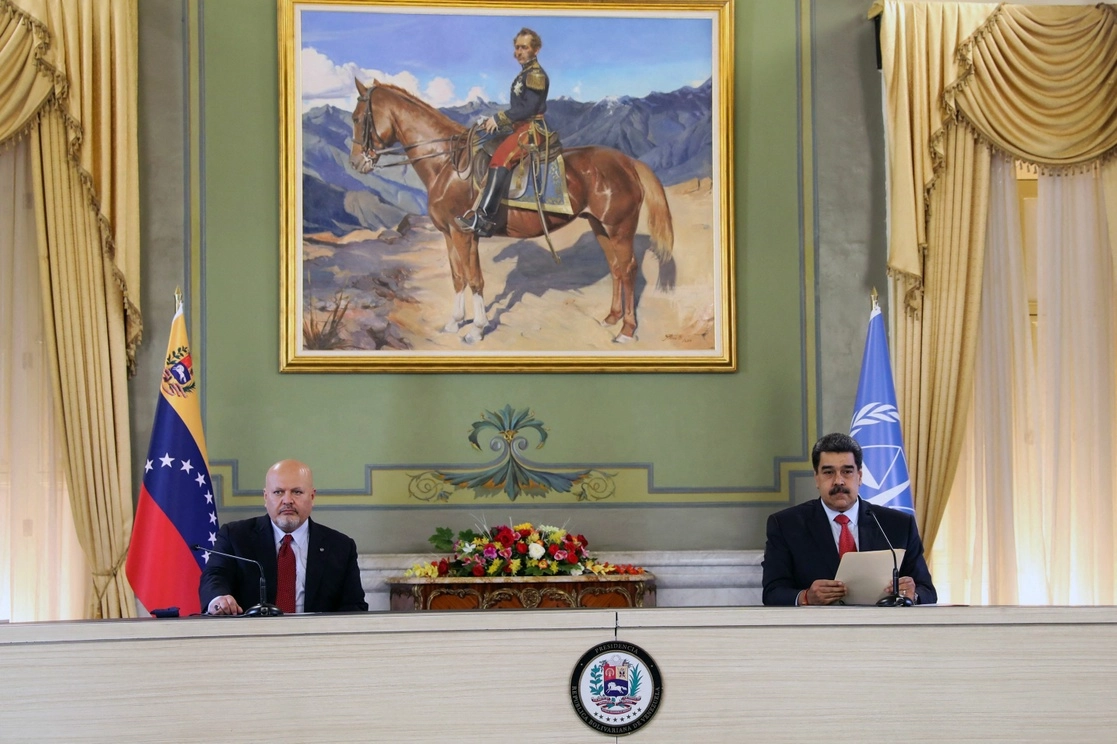 Reunión en Caracas entre Karim Khan, fiscal de la Corte Penal Internacional y Nicolás Maduro, presidente de Venezuela, el 3 de noviembre de 2021. Foto Afp