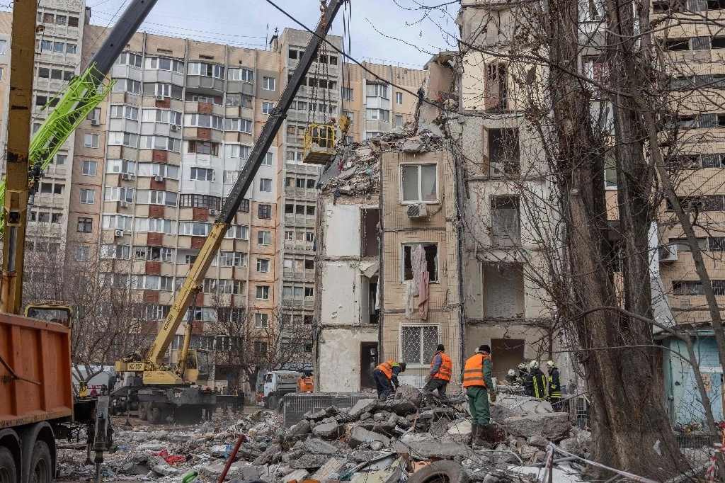Rescatistas limpian los escombros de un edificio de varios pisos gravemente dañado tras un ataque con drones, en Odesa, en medio de la invasión rusa de Ucrania. Foto Afp / Archivo