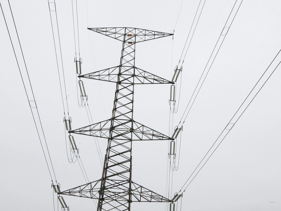 Juan Pablo Gómez Fierro concedió otras tres suspensiones definitivas. Las empresas beneficiadas fueron Eólicas Tres Marías; Cogeneración de Energía Limpia, y Proyectos Hidroeléctricos de Puebla, con lo cual suman 76 medidas cautelares que frenan por el momento la enmienda que promovió el presidente Andrés Manuel López Obrador. Foto Cristina Rodríguez / Archivo