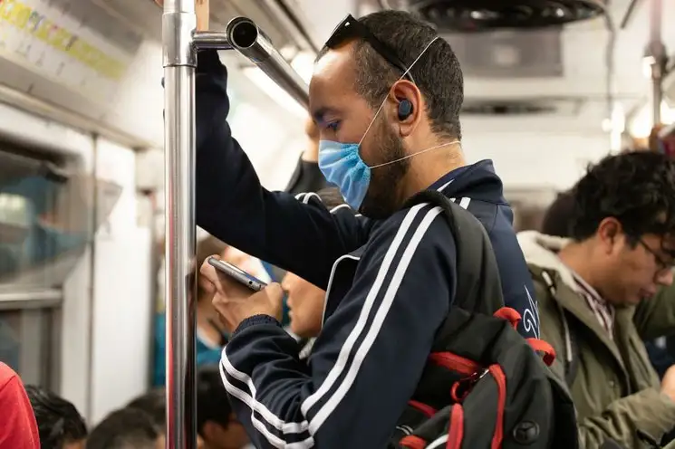 Personas viajan en el Metro con tapabocas como medida de contención del Covid-19. Foto Pablo Ramos