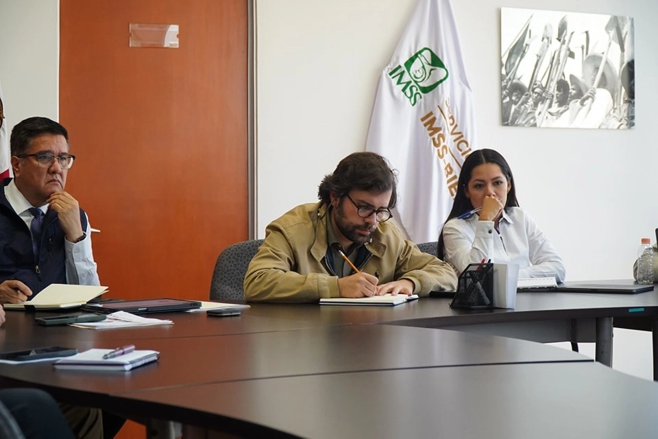Alejandro Svarch, director del IMSS Bienestar, durante una reunión de trabajo. Imagen tomada de https://www.facebook.com/SSIMSSBIENESTAR