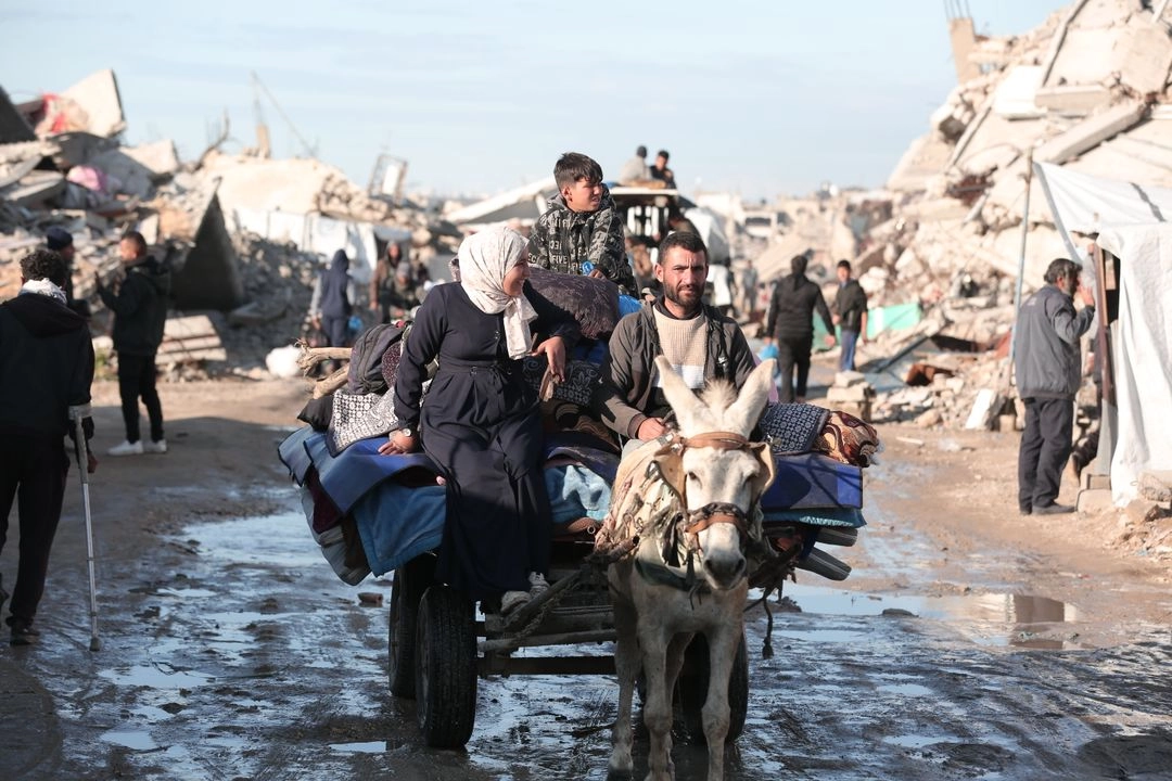 Palestinos huyen del área de Al-Shayma en Beit Lahiya, al norte de la franja de Gaza, el 22 de marzo de 2025. Foto 
