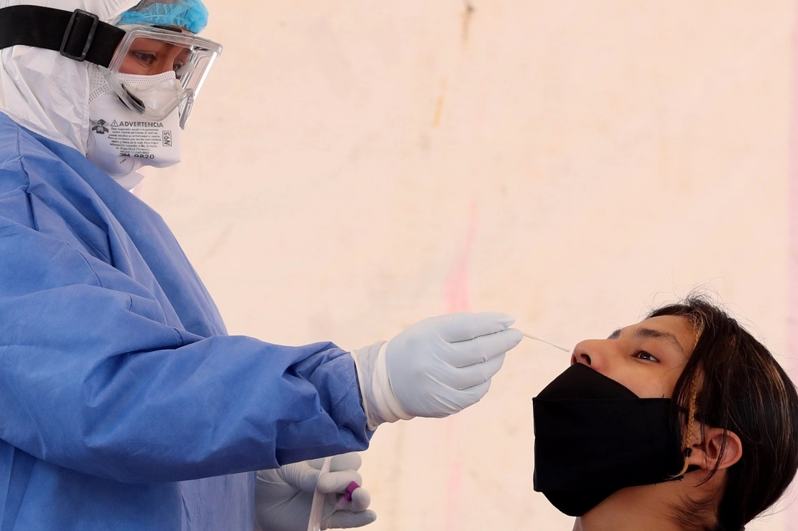 Personal médico realiza una prueba para detectar covid-19. Foto Roberto García Ortiz / Archivo