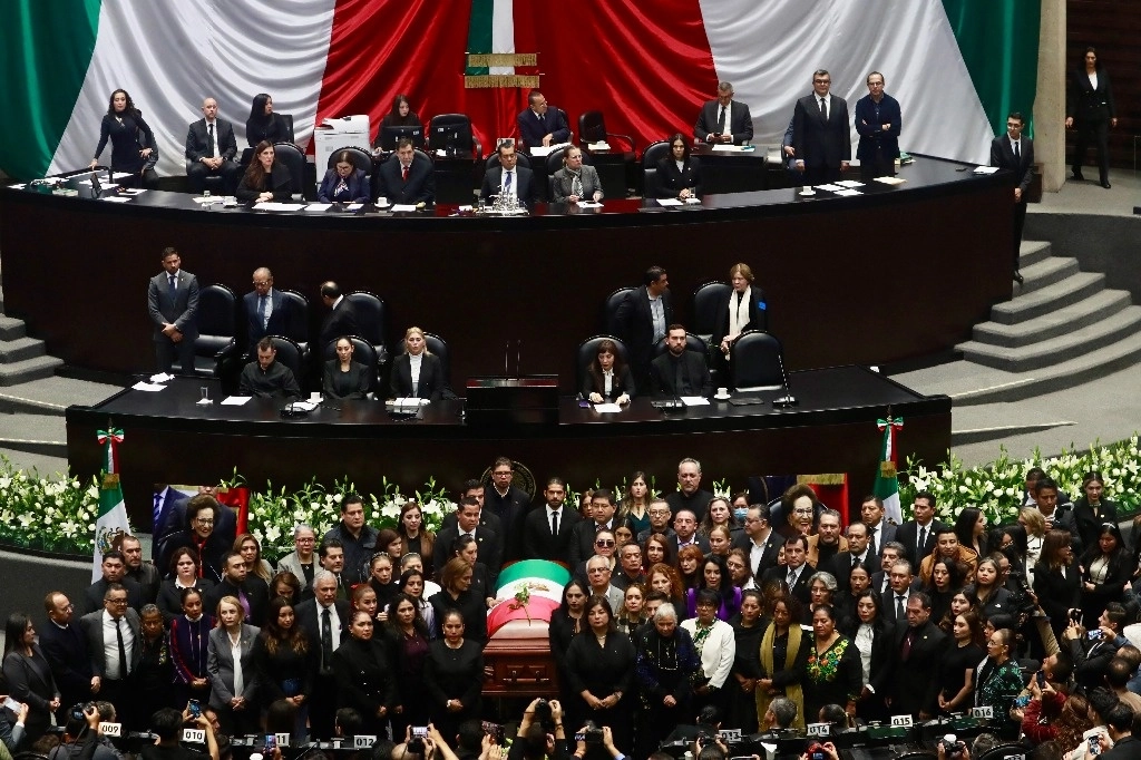 Los morenistas encabezaron el homenaje de cuerpo presente a Ifigenia Martínez ayer en San Lázaro.Foto Luis Castillo