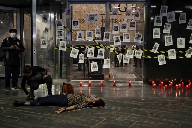 Representantes de medios y periodistas protestan frente a la FGR, por el asesinato de Fredy Rincon. Foto Marco Peláez / Archivo
