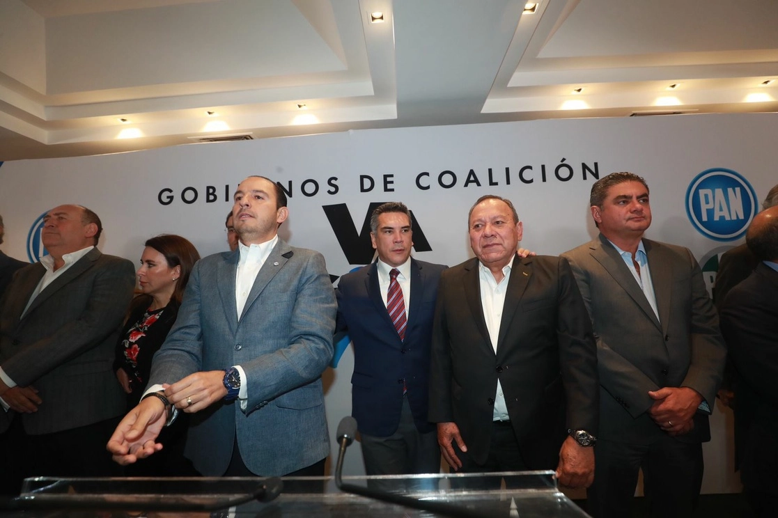 Los presidentes nacionales del PAN, Marko Cortés; del PRD, Jesús Zambrano; y del PRI, Alejandro Moreno, durante conferencia de prensa conjunta de la coalición Va por México, realizada en un hotel de la Ciudad de México, Cuauhtémoc, el 17 de agosto de 2022. Foto Luis Castillo