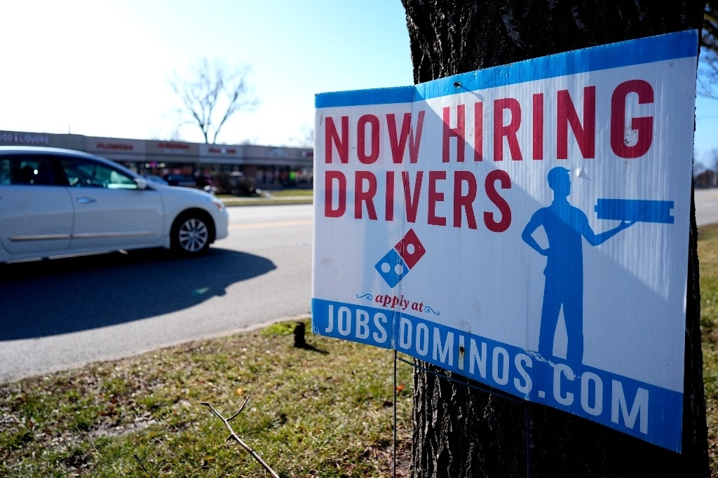 Un cartel ofreciendo empleo afuera de un restaurante Domino's en Wheeling, Illinois. Foto Ap