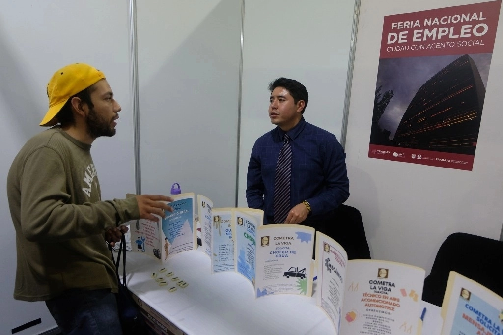 Asistentes a la Feria nacional del empleo, ciudad con acento social en la expo Reforma, el 15 de febrero de 2024. Foto José Antonio López